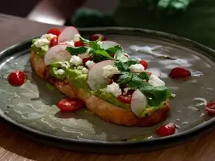 Tartine de aguacate en Mamazzita Los Cabos