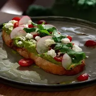 Tartine de aguacate en Mamazzita Los Cabos