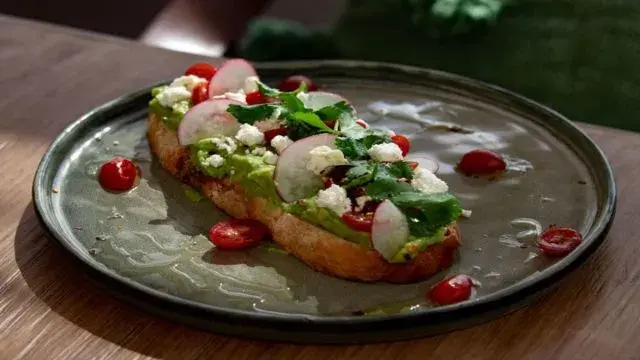 Tartine de aguacate en Mamazzita Los Cabos
