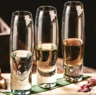 Tres copas de tequila en una degustación de Mamazzita