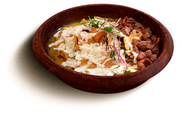 plato de chilaquiles verdes en Mamazzita Los Cabos